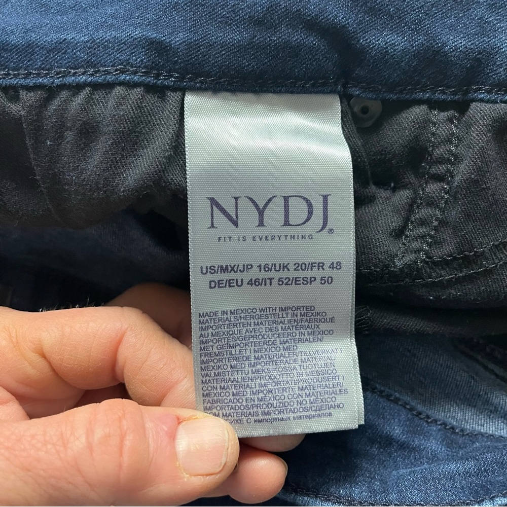 Classic Wide-Leg Women’s Jeans in Dark Blue - Picture 7 of 7